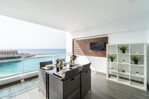 Comedor con vistas al mar en apartamento turístico en Salou