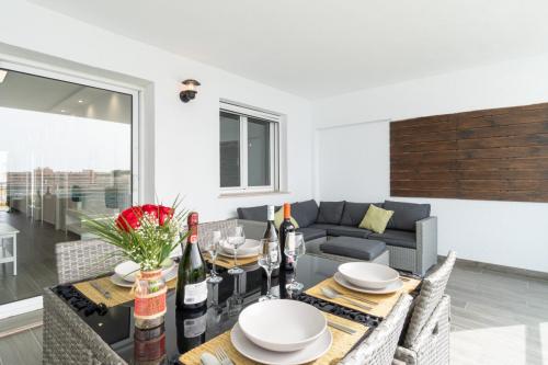 Terraza con comedor en apartamento turístico en Salou