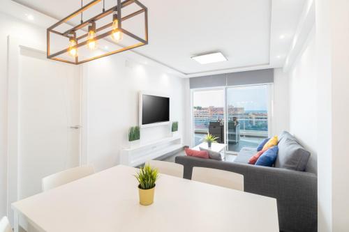 Comedor iluminado en apartamento turístico en Salou