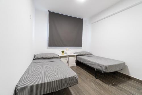 Habitación con dos camas individuales en apartamento turístico en Salou