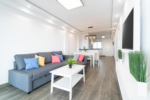 Salón amplio con TV en apartamento turístico en Salou