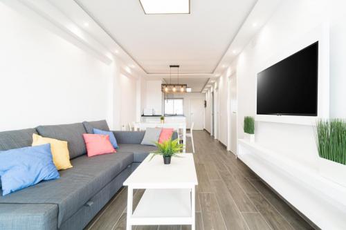 Salón con TV en apartamento turístico en Salou