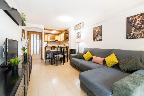 Salón con TV en apartamento turístico en Salou