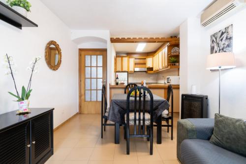 Comedor en apartamento turístico en Salou