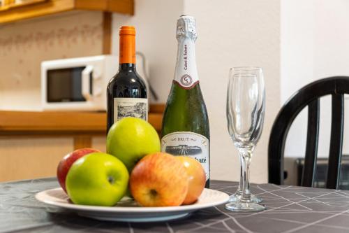 Vino y fruta en apartamento turístico en Salou