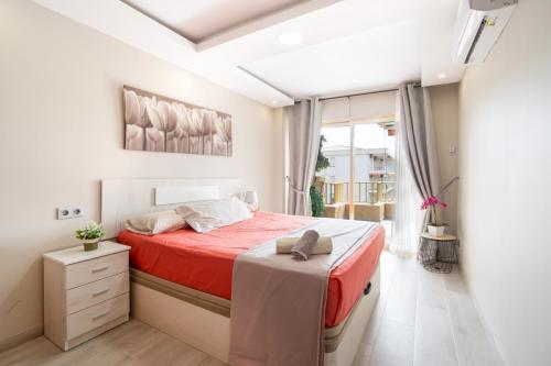 Habitación con salida al balcón en apartamento turístico en Salou