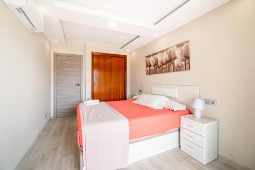 Habitación con cama matrimonial en apartamento turístico en Salou