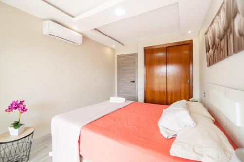 Habitación con cama matrimonial y aire acondicionado en apartamento turístico en Salou