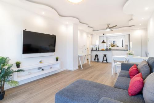 Salón grande con TV en apartamento turístico en Salou