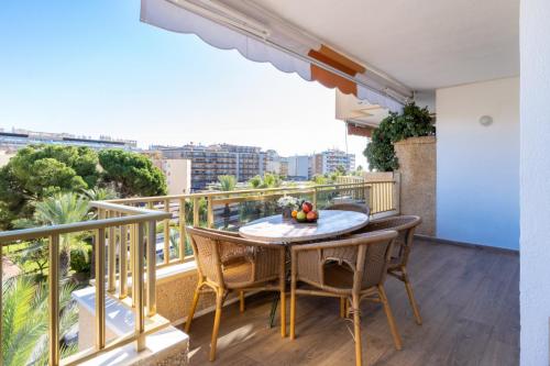 Balcón grande con terraza en apartamento turístico en Salou
