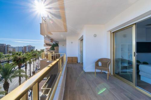 Balcón amplio soleado en apartamento turístico en Salou