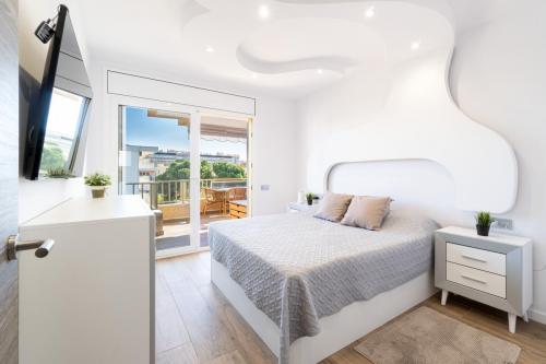 Habitación matrimonial con balcón en apartamento turístico en Salou