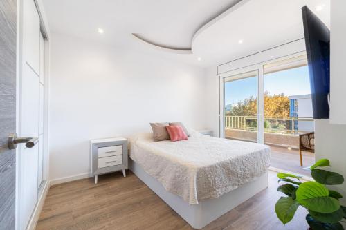 Habitación grande con armario en apartamento turístico en Salou