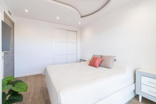 Habitación grande iluminada en apartamento turístico en Salou