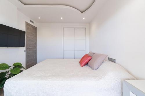 Cama matrimonial en apartamento turístico en Salou