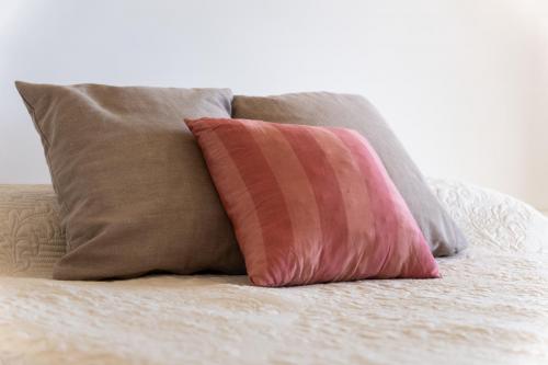 Almohadas en apartamento turístico en Salou