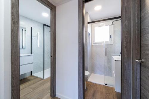 Pasillo baños en apartamento turístico en Salou