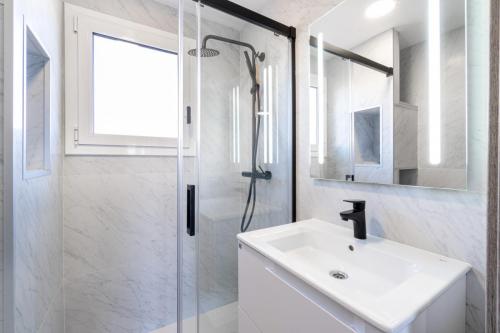 Ducha grande en apartamento turístico en Salou