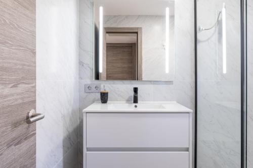 Espejo grande en apartamento turístico en Salou